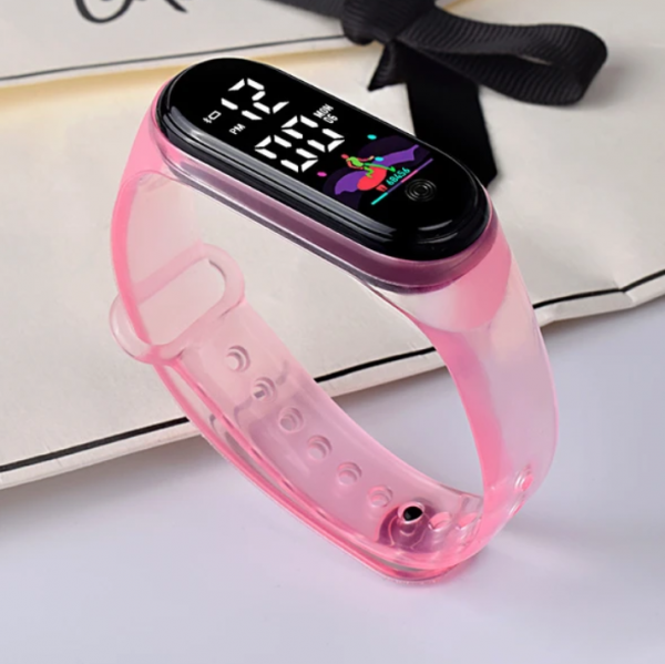 Jam digital dengan tampilan layar sentuh berwarna